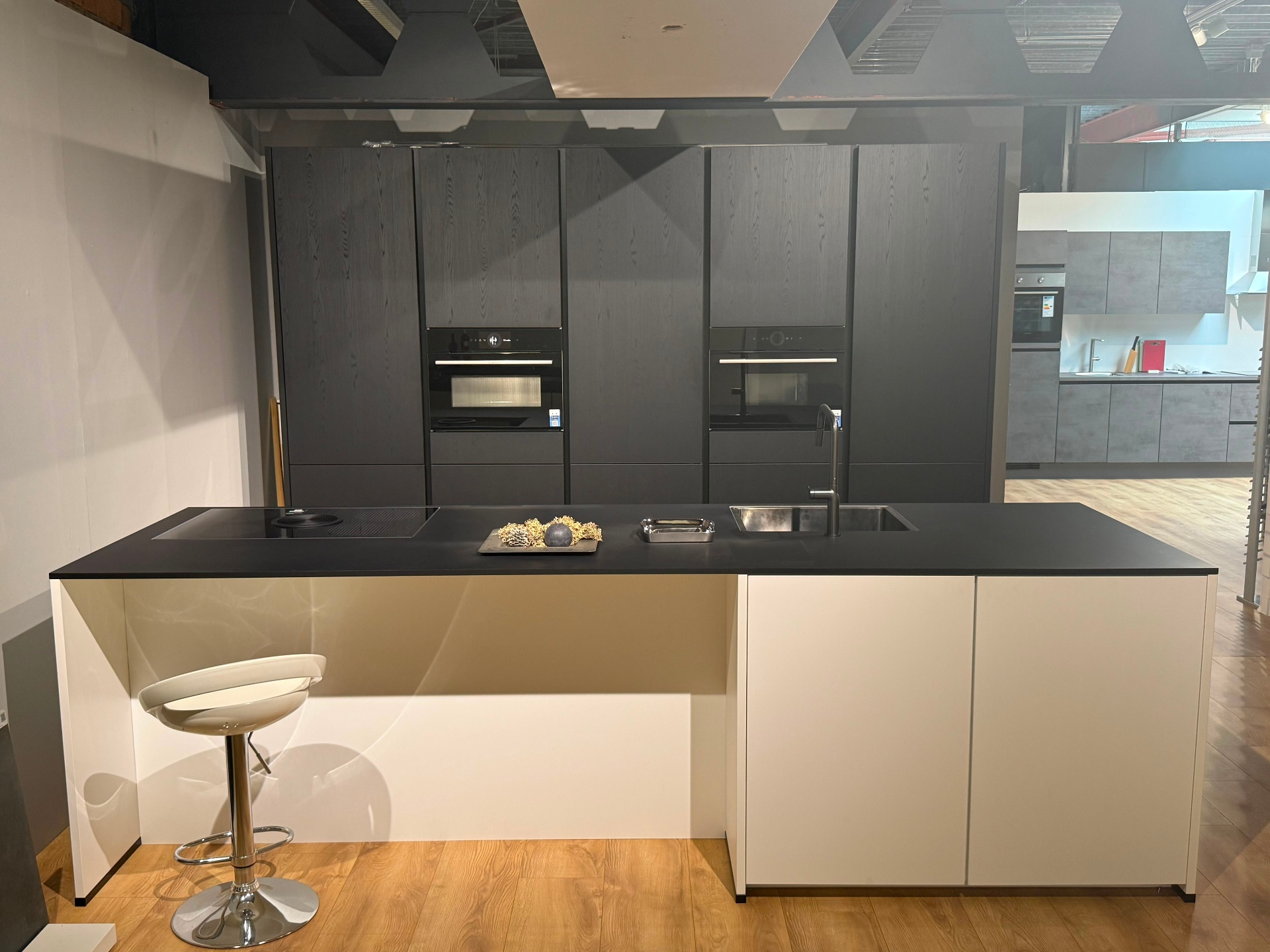 Nobilia Structura decor eiken Nero met EasyTouch Alpin mat wit