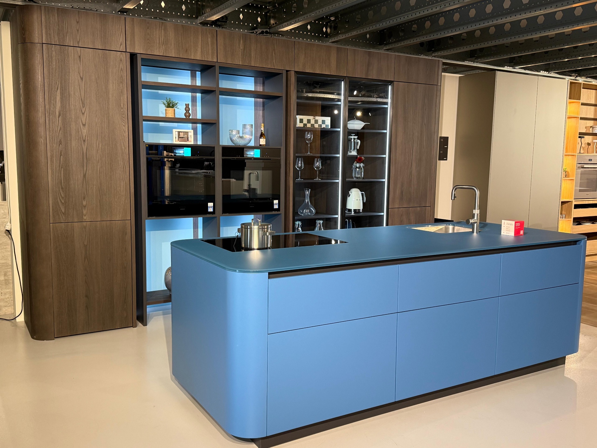 Leicht Contino Classic FS Les Couleurs Le Corbusier 017 Blauw met fineer iepen Bergamo